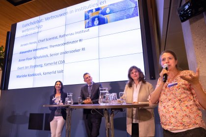 Evert-Jan Slootweg, Marieke Koekoek, Alexandra Vennekens en Anne-Floor Scholvinck voor het scherm met de presentatie