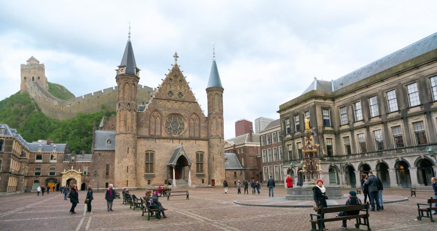 Nep echt - Het Binnenhof met de Chinese muur