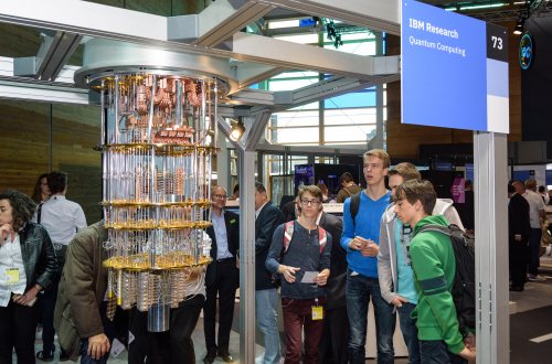Bezoekers staan bij quantumtechnologie van IBM